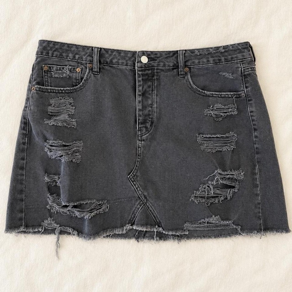 American Eagle Washed Black Distressed Denim Mini Skirt – Size 16